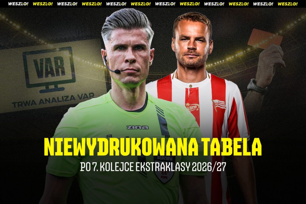 Sędzia analizujący powtórkę w meczu Ekstraklasy