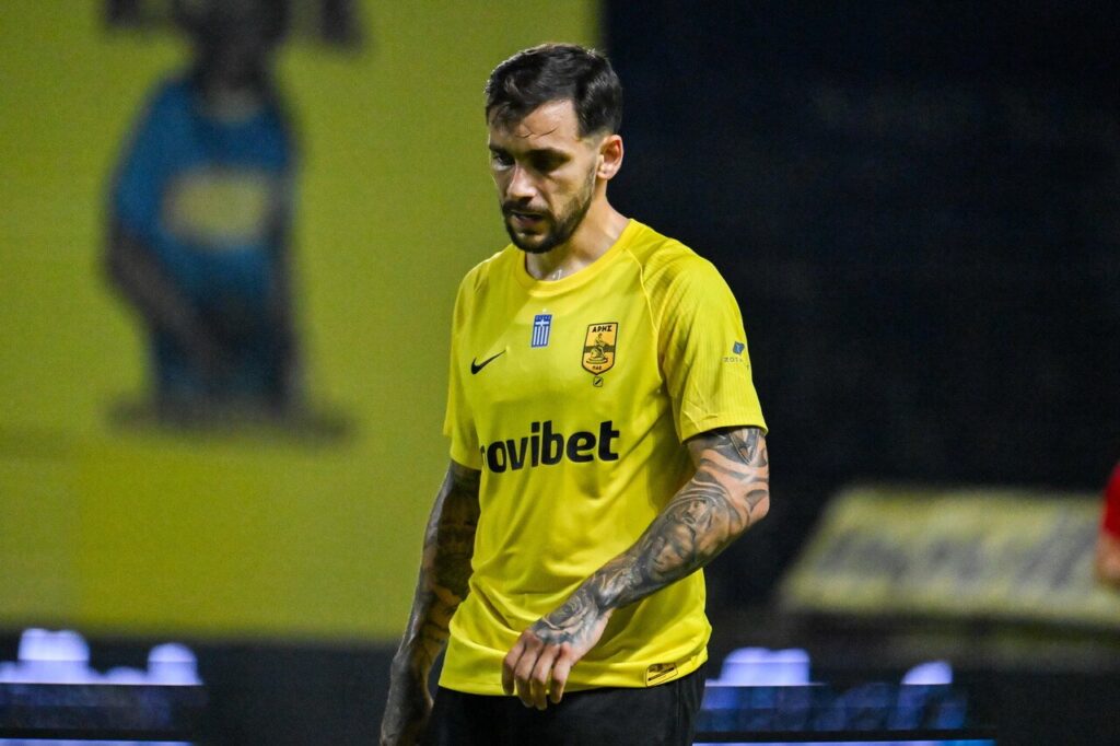 Anastasios Donis podczas meczu piłkarskiego w barwach Arisu Saloniki