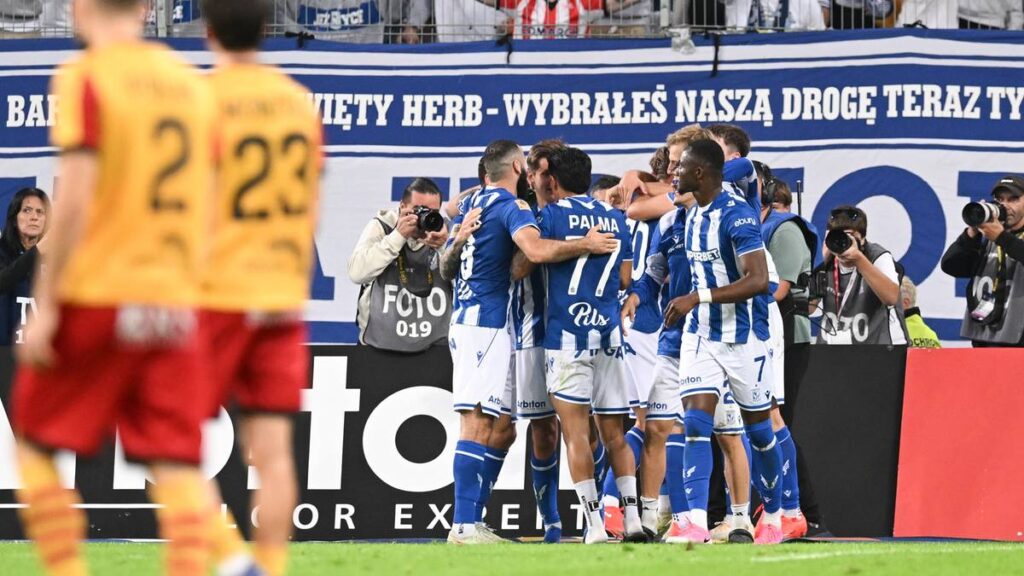 Piłkarze Lecha Poznań świętują zwycięstwo w meczu Ekstraklasy