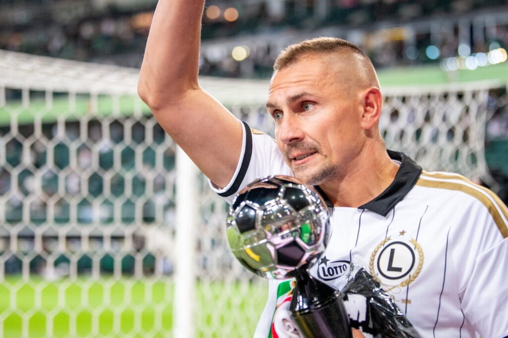 Kibice na stadionie z koszulkami Legii Warszawa