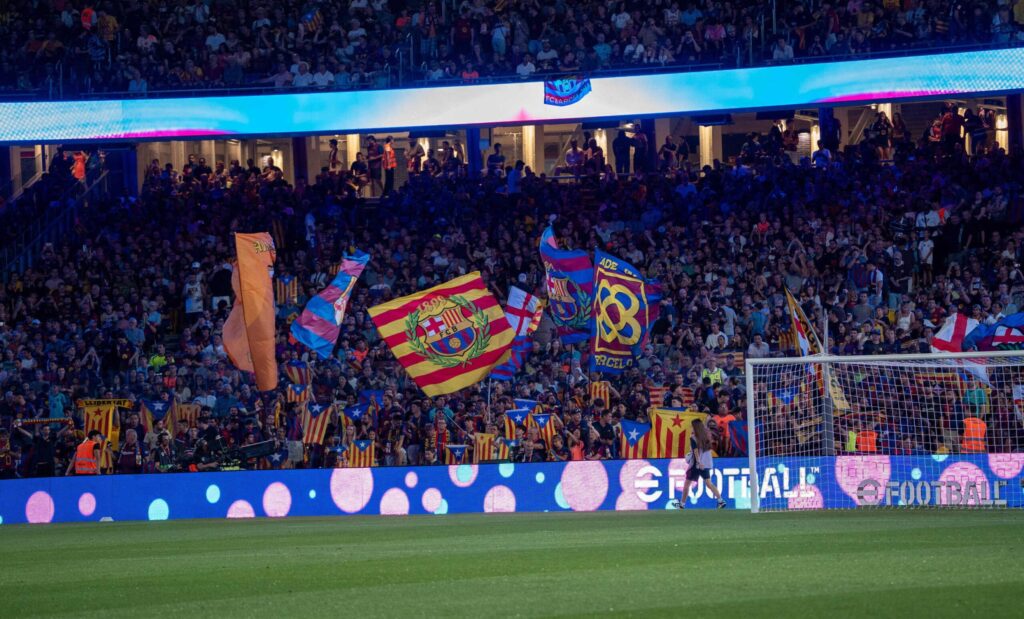 Piłkarze FC Barcelony na tle Camp Nou