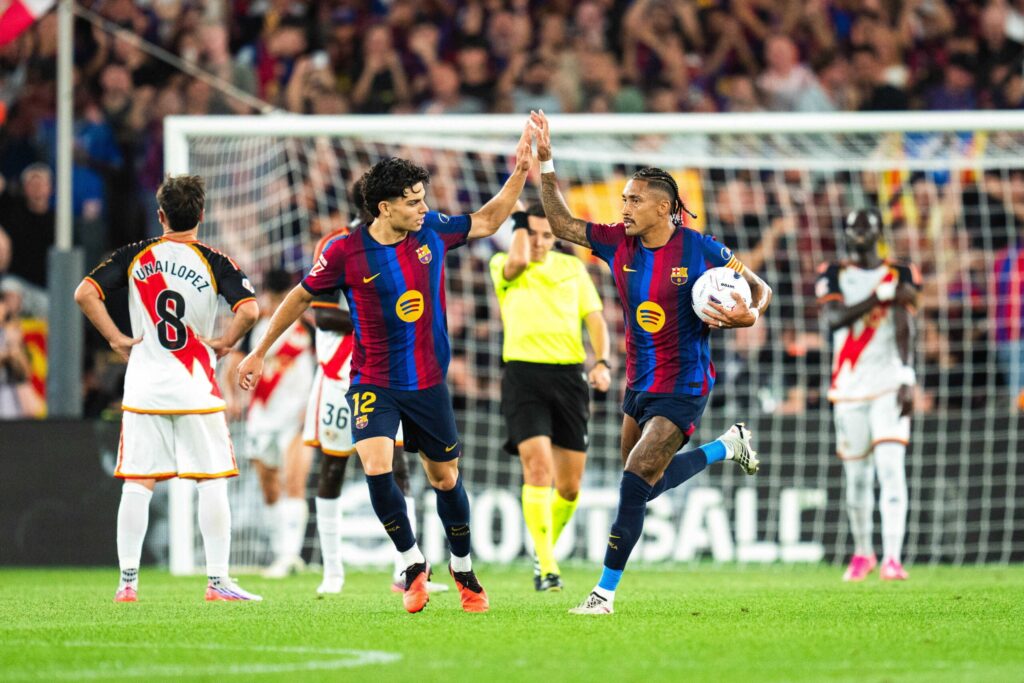 Piłkarze FC Barcelona świętujący bramkę w meczu z Rayo Vallecano