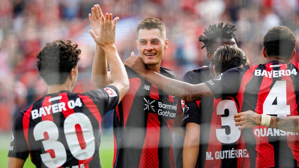 Patrik Schick strzelający gola dla Bayer Leverkusen w meczu z RB Lipsk