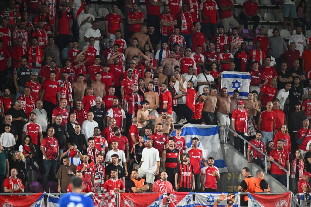 Stadion piłkarski z pustymi trybunami podczas meczu Ligi Europy