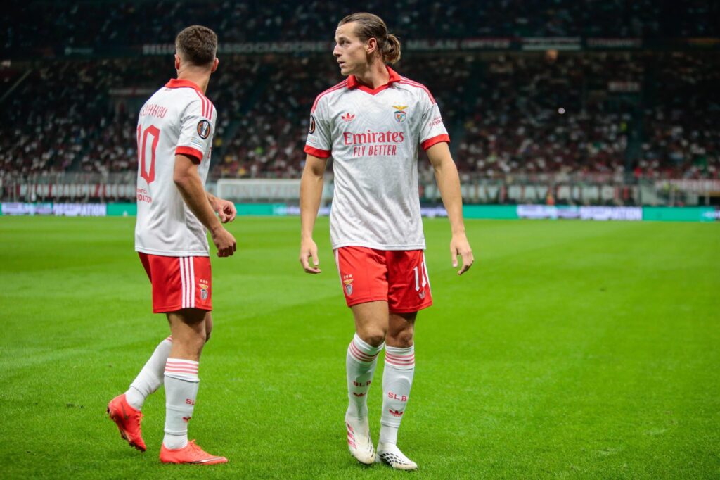 Jakub Kamiński świętuje gola w meczu Ligi Europy na San Siro