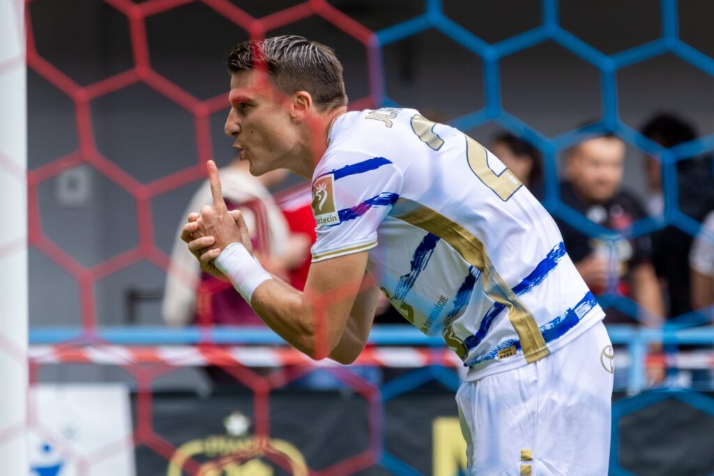 Jordi Sanchez strzelający gola przewrotką w meczu Ekstraklasy