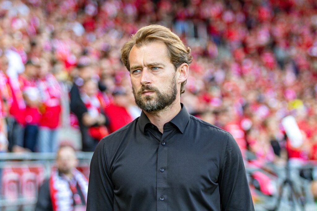 Trener Tomasz Kaczmarek podczas meczu Ekstraklasy