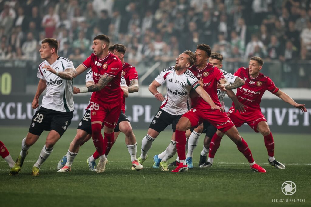 Piłkarze Legii Warszawa i Widzewa Łódź podczas meczu