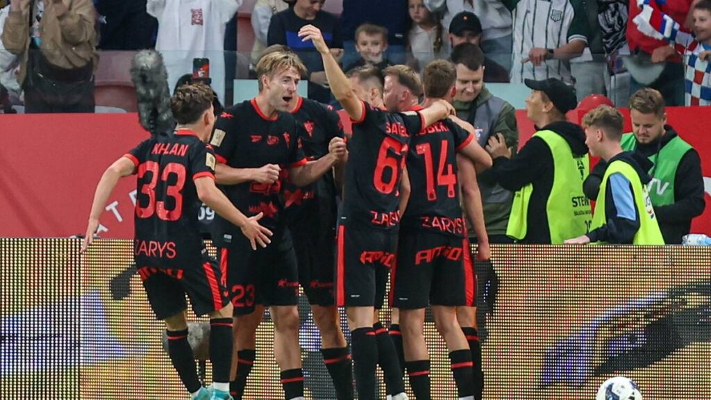 Piłkarz Erik Prekop świętuje zdobycie bramki dla Górnika Zabrze