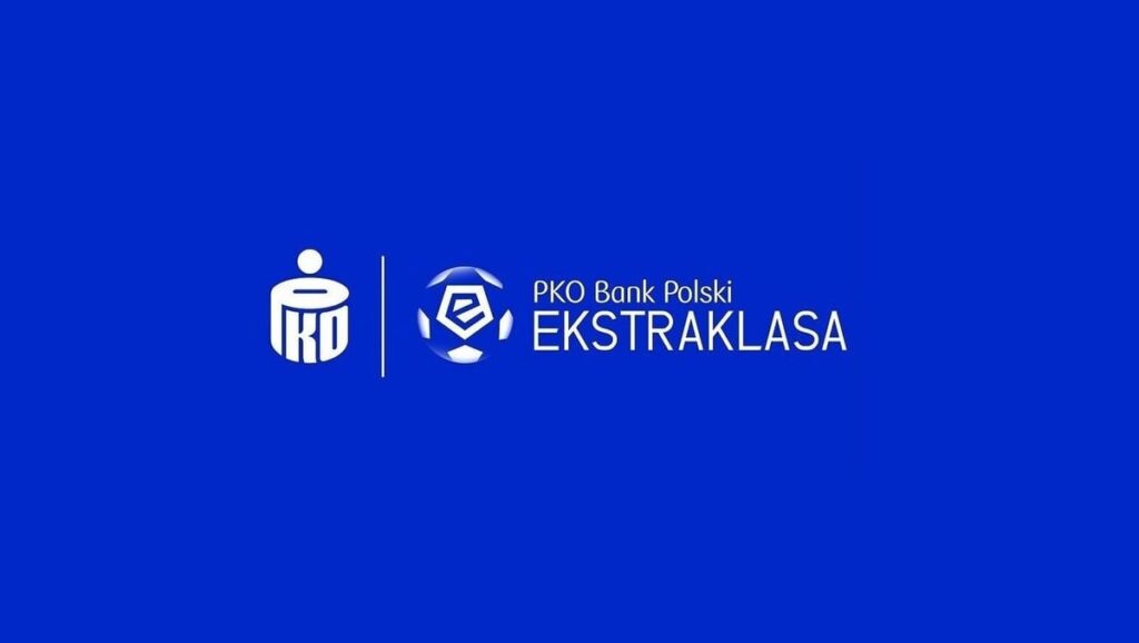 Piłkarskie boisko z zawodnikami podczas meczu Ekstraklasy