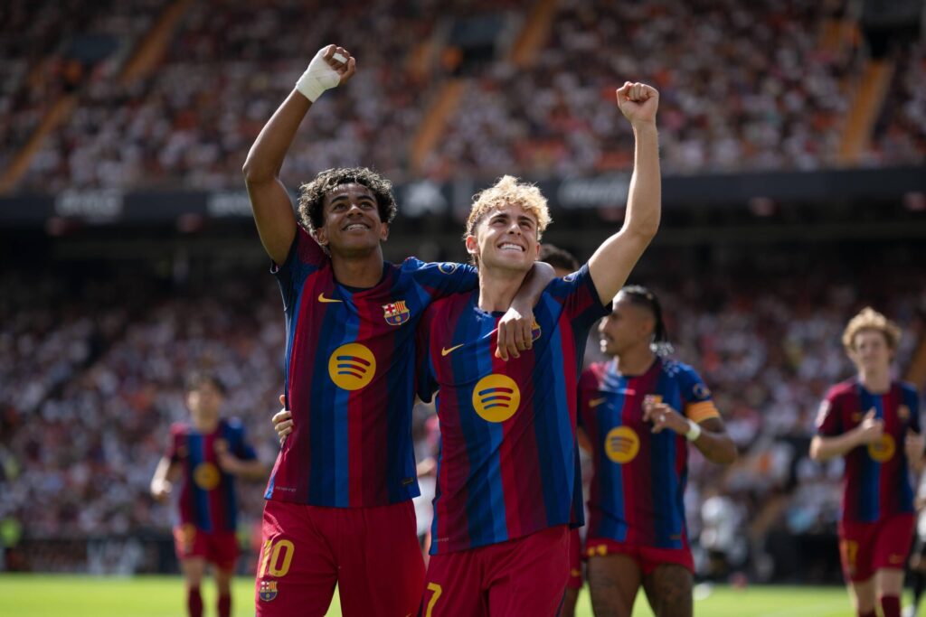 Piłkarze FC Barcelony świętujący bramkę podczas meczu z Valencią