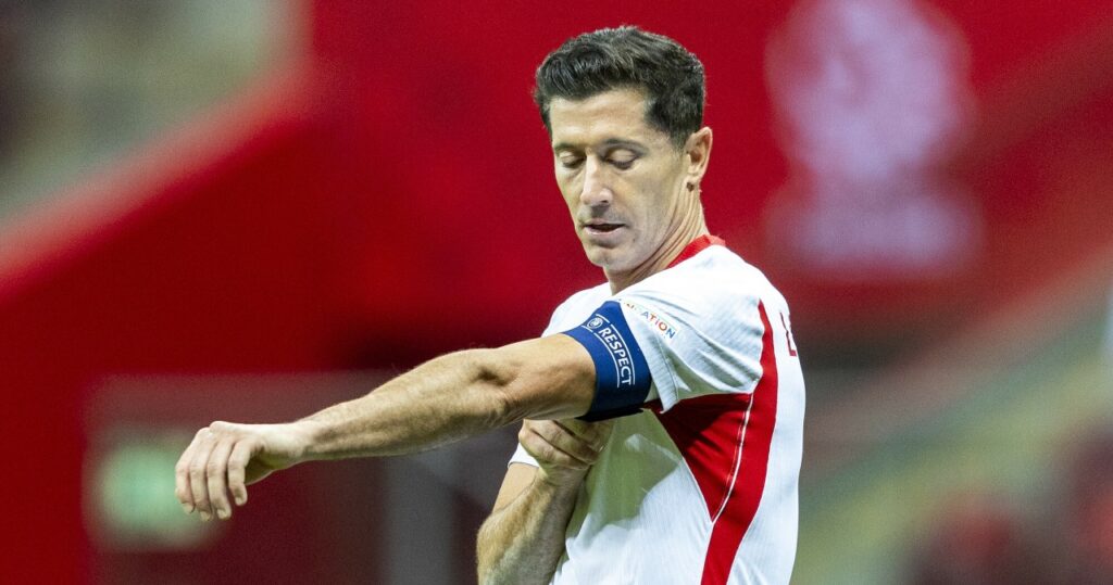 Robert Lewandowski w koszulce reprezentacji Polski podczas meczu