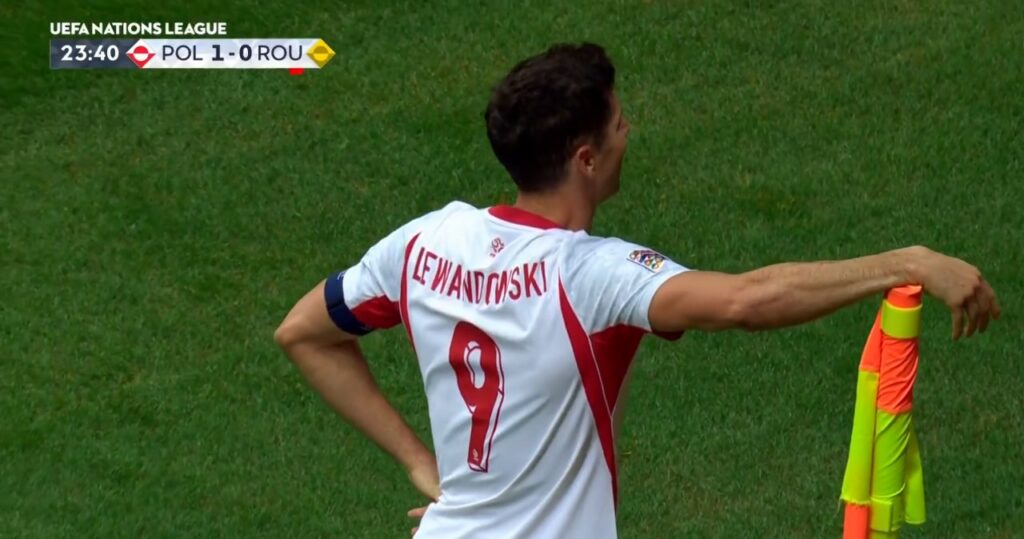Robert Lewandowski strzelający gola dla reprezentacji Polski