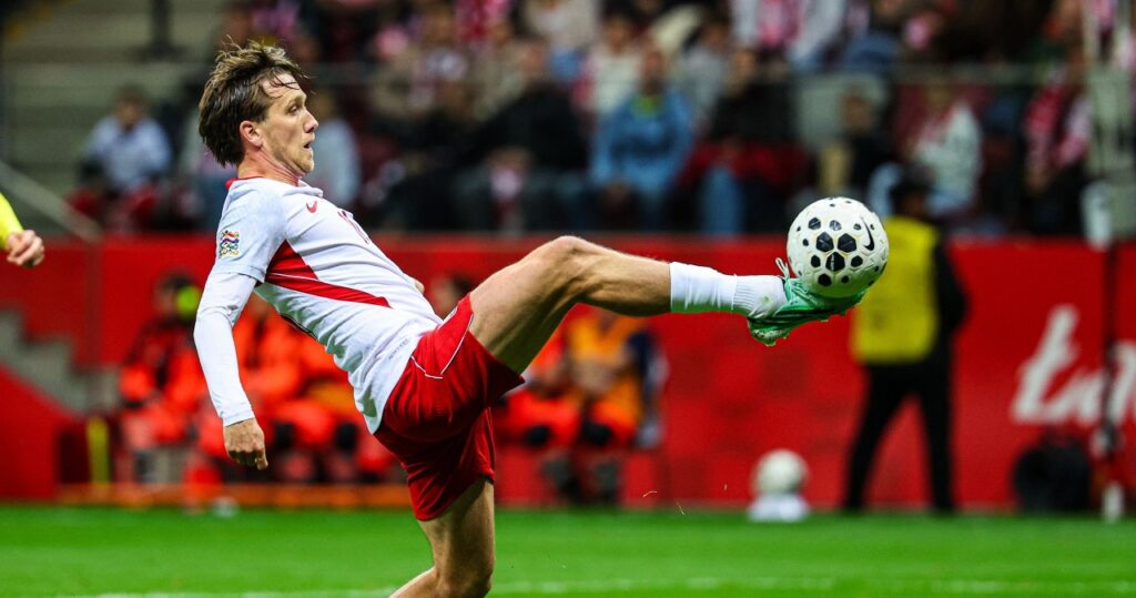 Piotr Zieliński strzelający gola w meczu Polski z Rumunią na PGE Narodowym