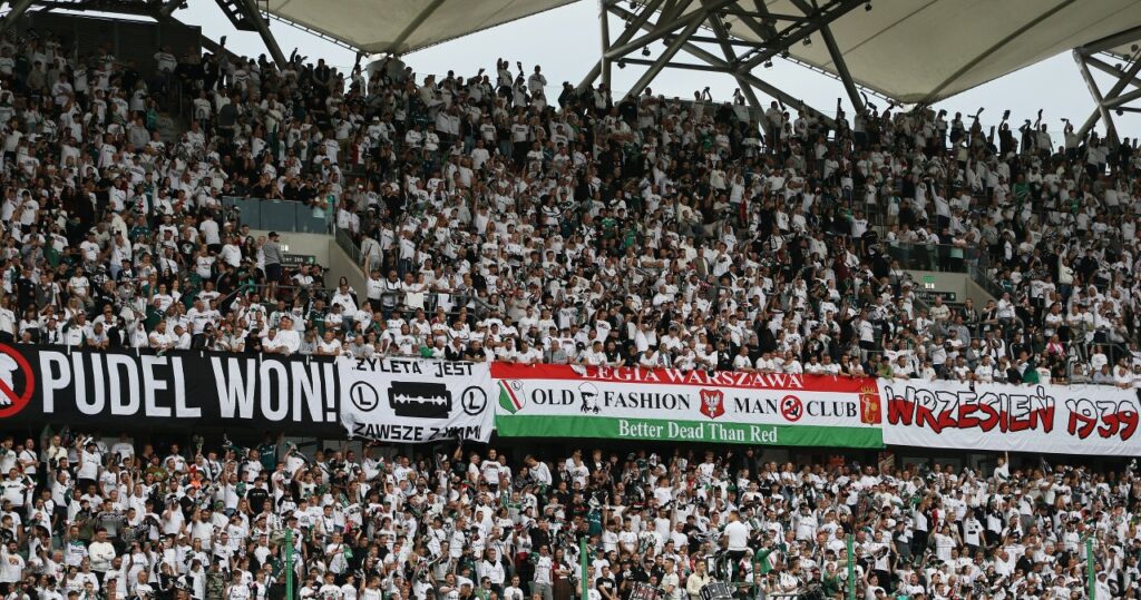Stadion Legii Warszawa z trybunami i sektorem kibiców