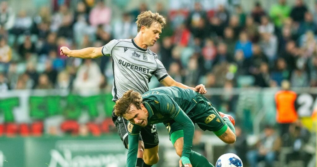 Piłkarze Lecha Poznań świętujący bramkę podczas meczu ze Śląskiem Wrocław