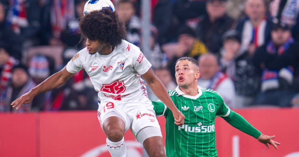 Piłkarze Górnika Zabrze i Legii Warszawa walczą o piłkę podczas meczu Ekstraklasy
