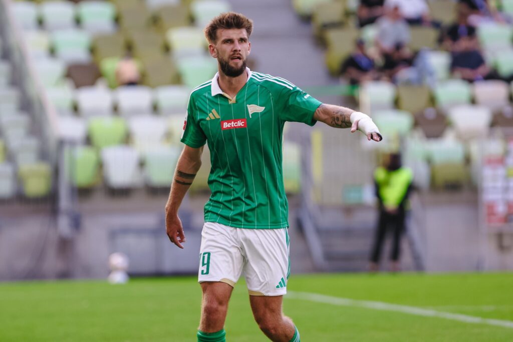 Kacper Sezonienko strzelający gola w sparingu