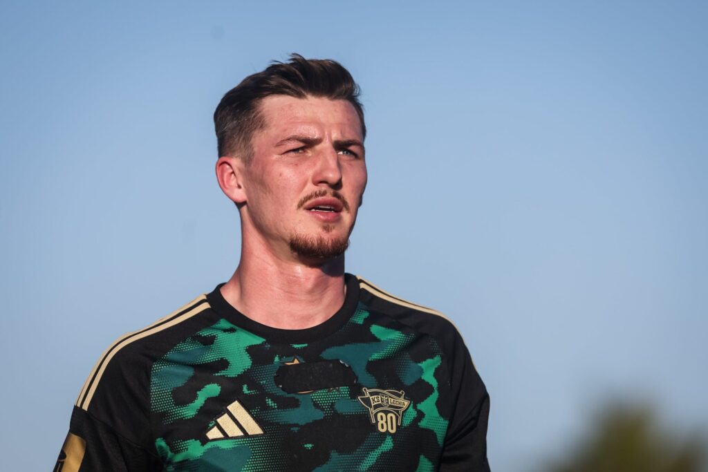 Dawid Kurminowski świętuje gola w meczu Kalamata – PAOK