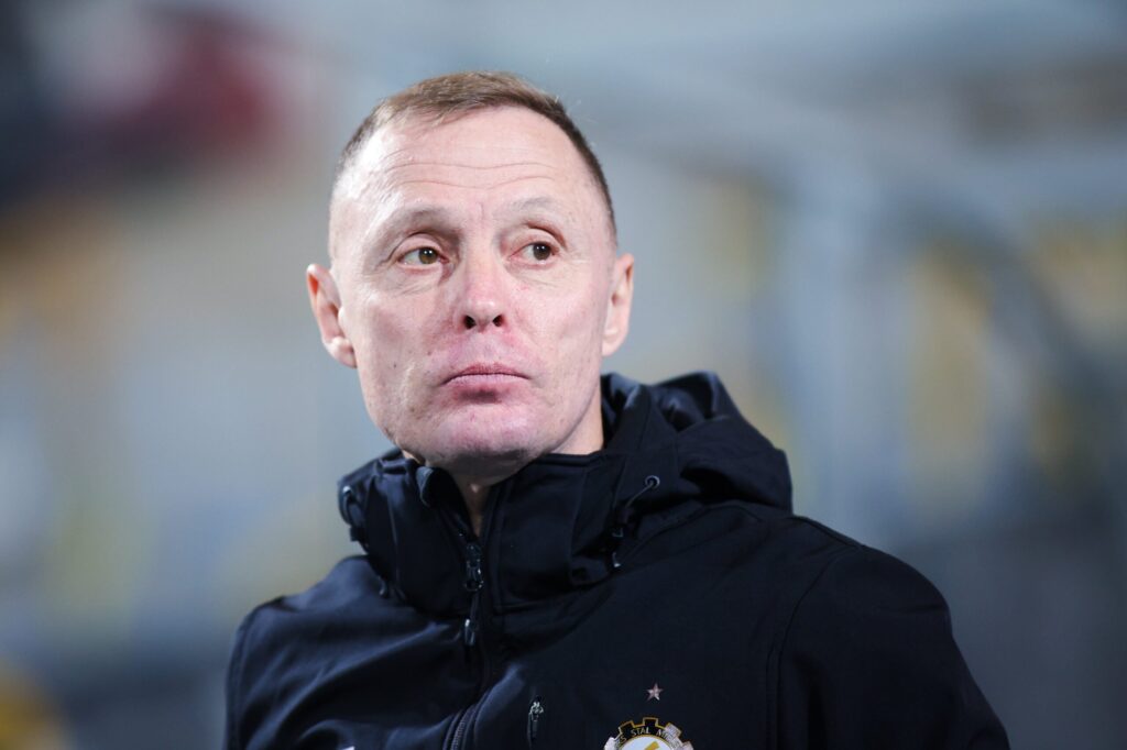 Ireneusz Mamrot podczas meczu piłkarskiego