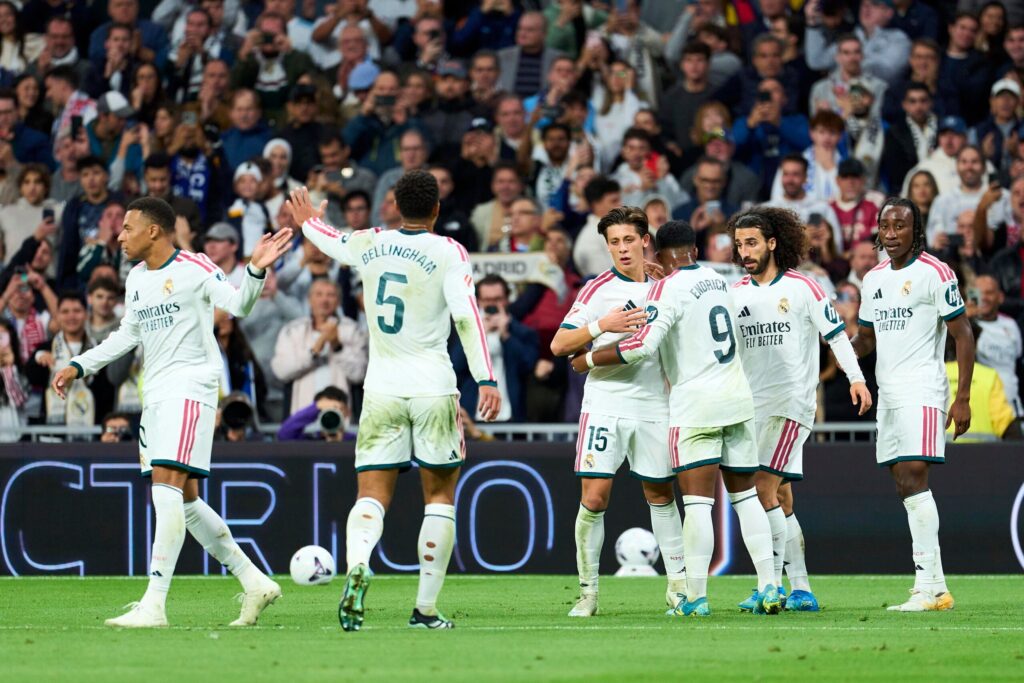 Piłkarze Realu Madryt świętują gola na Santiago Bernabeu