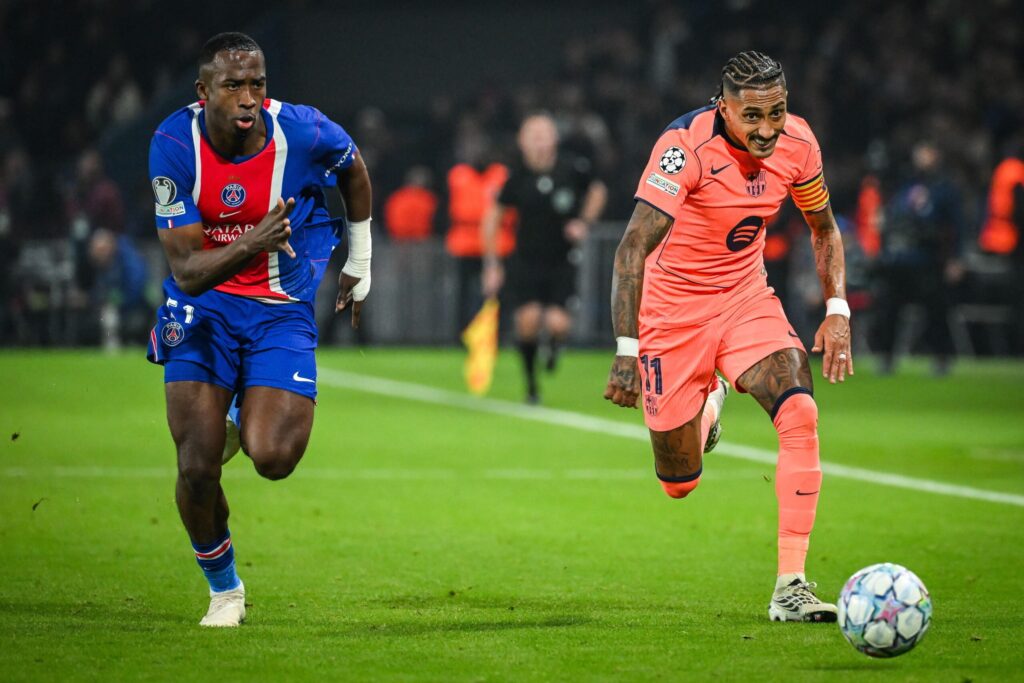 Piłkarze PSG i Barcelony walczą o piłkę podczas meczu Ligi Mistrzów
