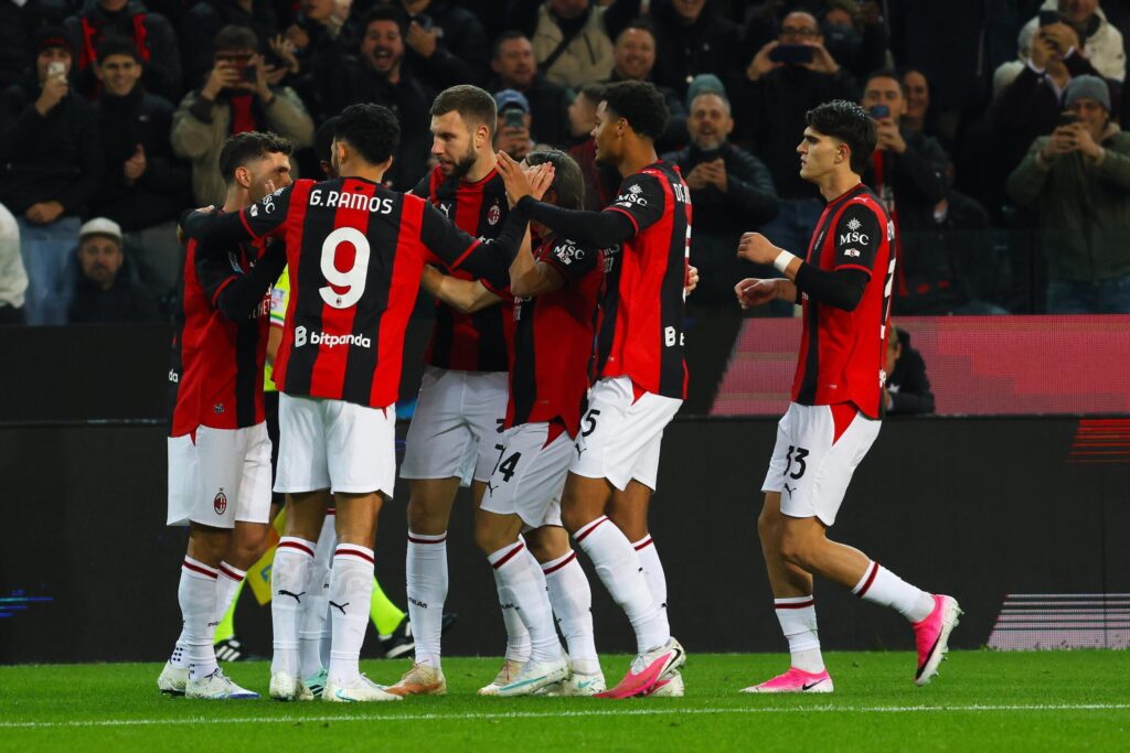 Piłkarze AC Milan świętują bramkę podczas meczu z Udinese