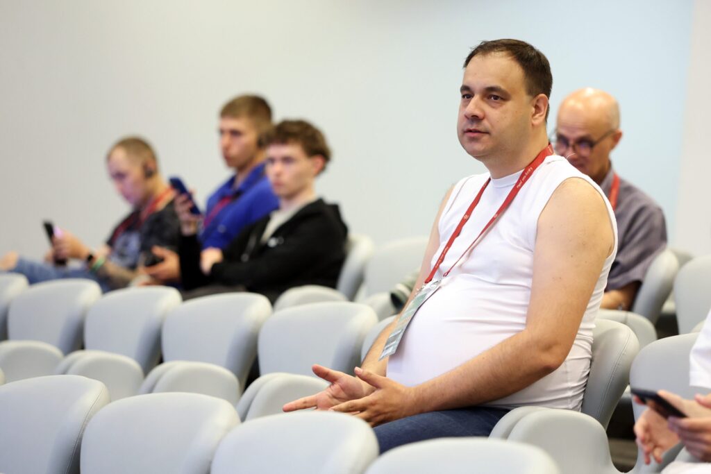 Młodzi piłkarze trenujący na nowoczesnym boisku w Norwegii