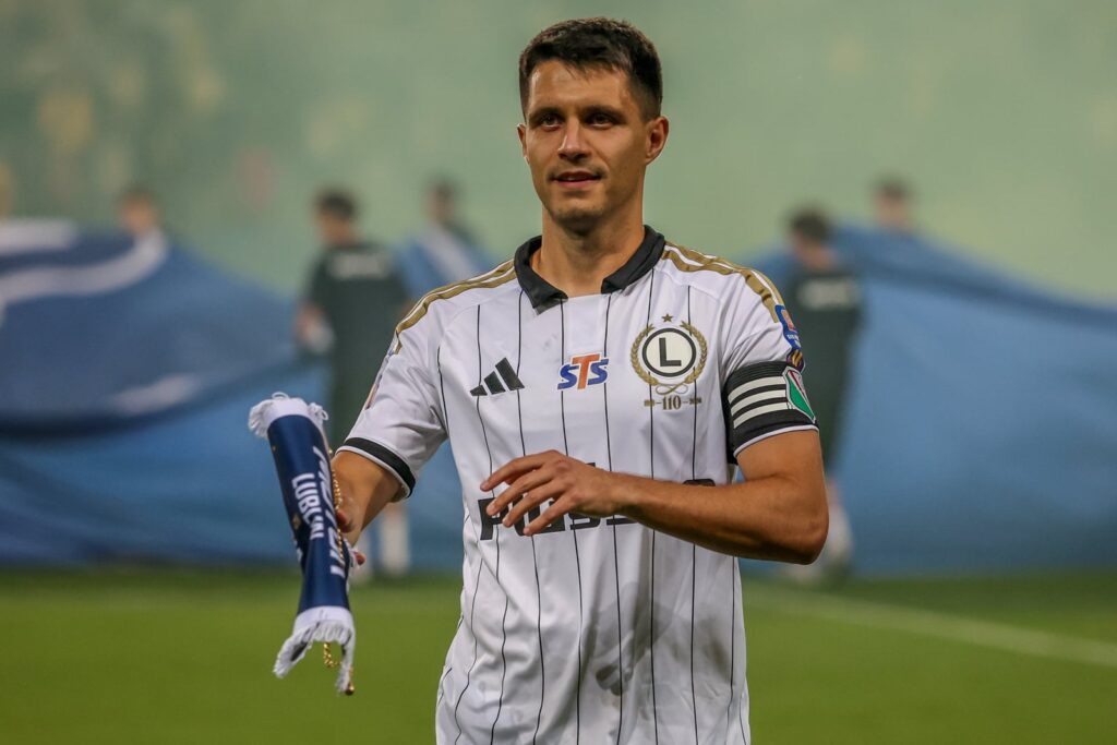 Bartosz Kapustka w koszulce Legii Warszawa na boisku