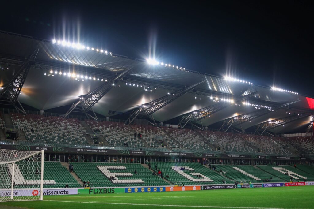Stadion Legii Warszawa z widokiem na sektor kibiców gości
