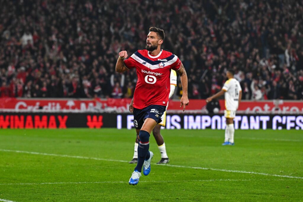 Olivier Giroud strzelający gola w meczu Lille vs Lens