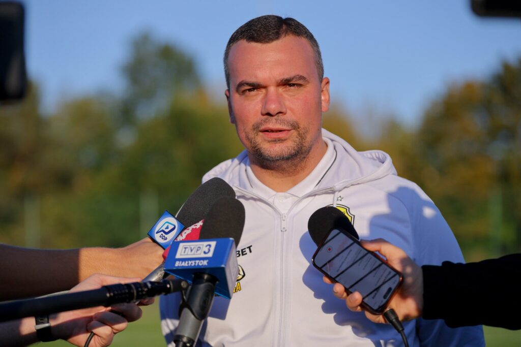 Adrian Siemieniec podczas konferencji prasowej