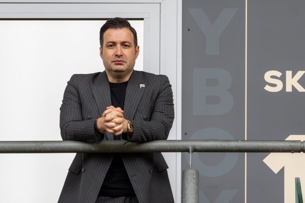 Prezes Cracovii Murat Colak podczas konferencji prasowej