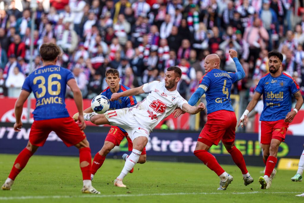 Piłkarz Górnika Zabrze Erik Prekop podczas meczu
