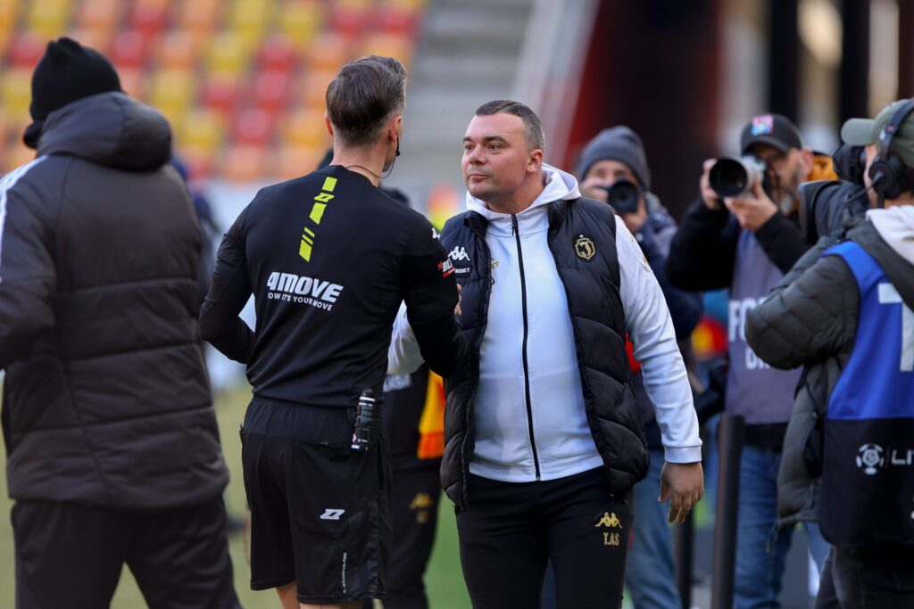 Adrian Siemieniec trener Jagiellonii Białystok podczas meczu Ekstraklasy
