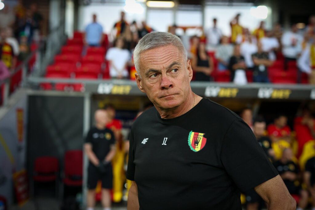 Trener Jacek Zieliński podczas meczu Korony Kielce