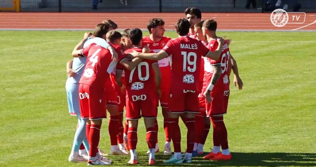 Piłkarz Widzewa Łódź Sebastian Bergier podczas efektownego strzału w sparingu