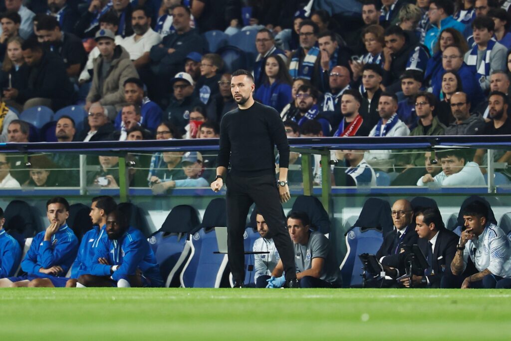 Piłkarz FC Porto zdobywa bramkę w meczu z Gil Vicente