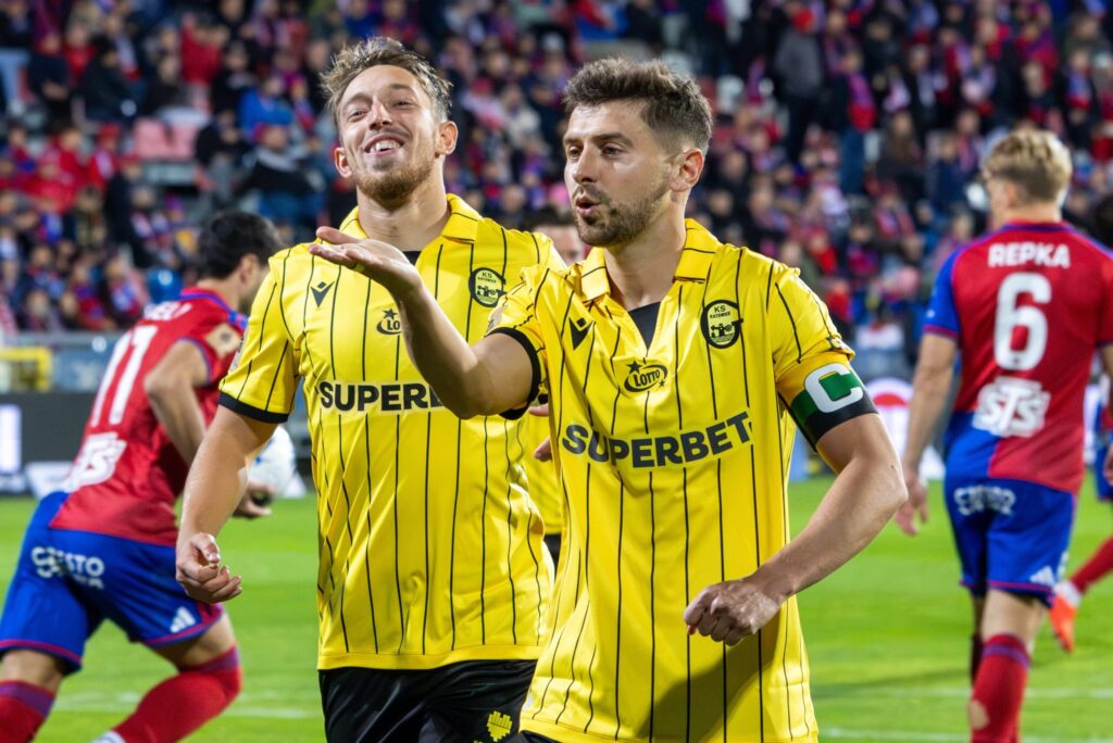 Piłkarze GKS Katowice świętują zwycięstwo na stadionie Rakowa Częstochowa