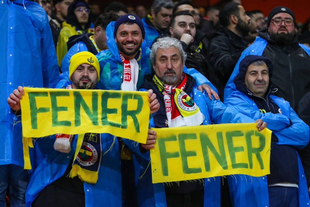 Piłkarze Fenerbahçe na boisku podczas meczu