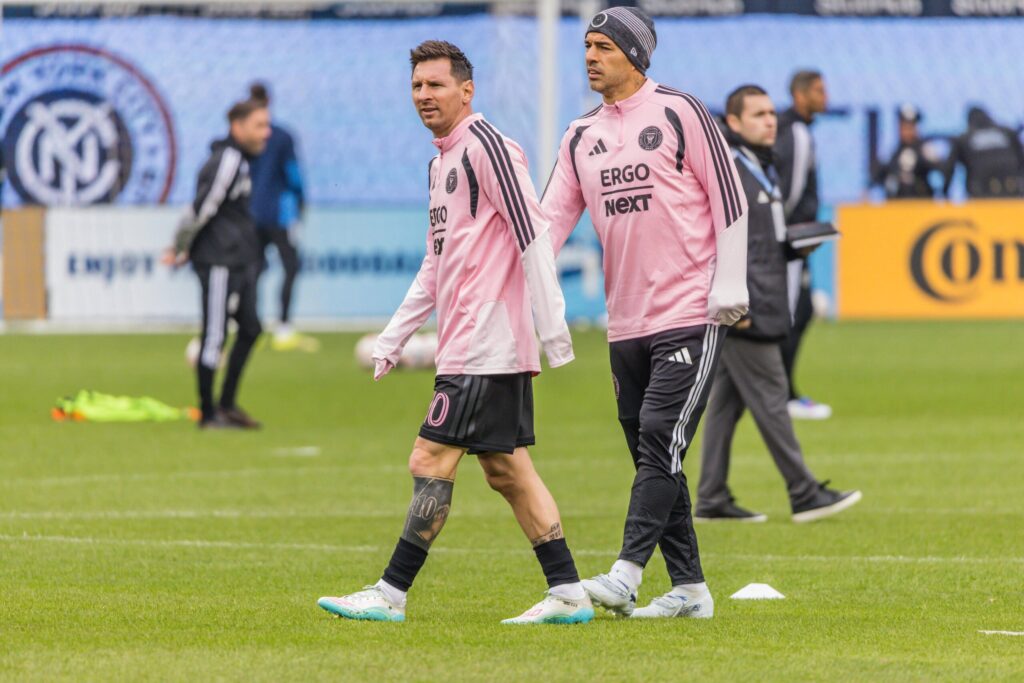 Luis Suarez i Leo Messi podczas wspólnego meczu piłkarskiego