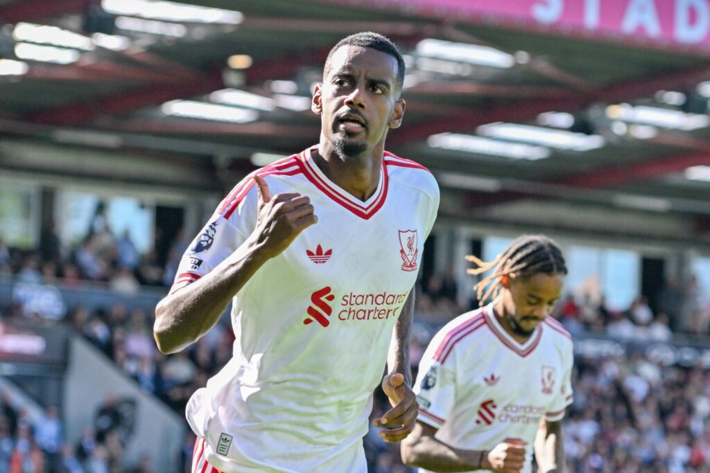 Piłkarze Liverpoolu świętują zdobycie gola na stadionie Brentford