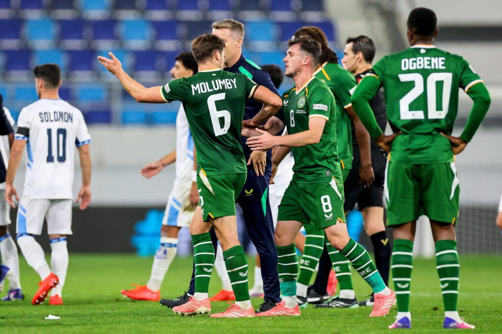 Piłkarze Irlandii i Izraela podczas meczu Ligi Narodów UEFA