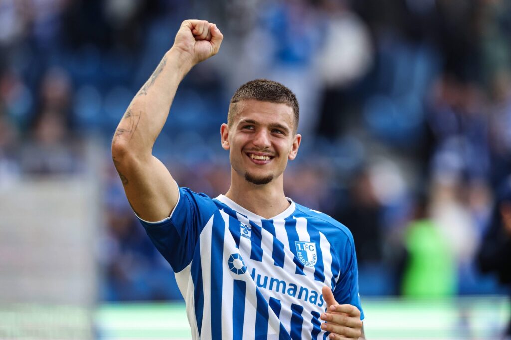 Mateusz Żukowski strzelający gola na Allianz Arenie