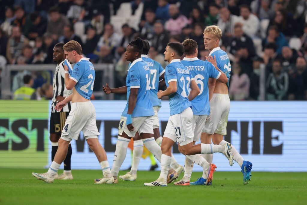 Piłkarze Lazio świętują zwycięstwo nad Juventusem na Allianz Stadium