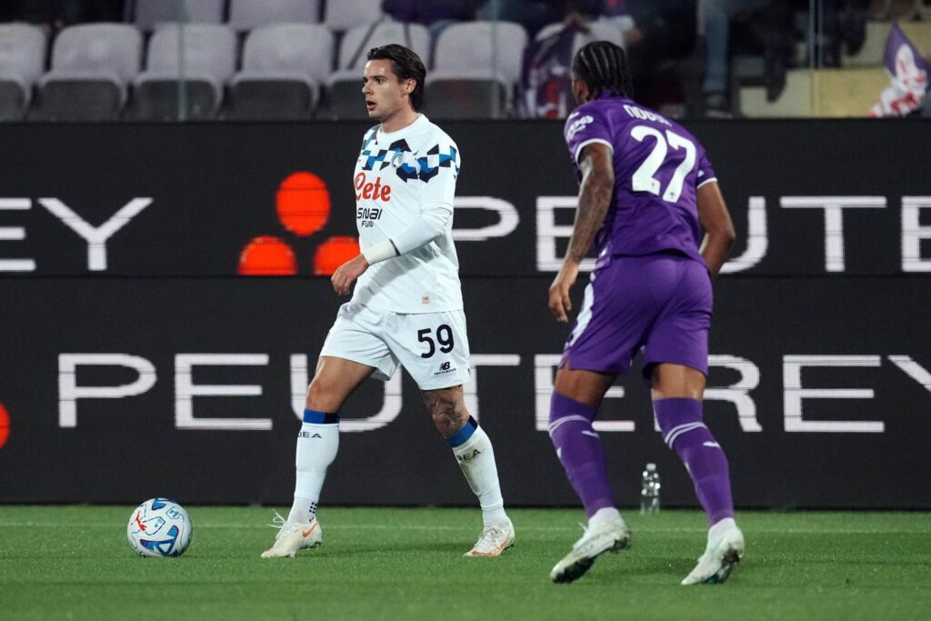 Nicola Zalewski świętujący gola dla Fiorentiny