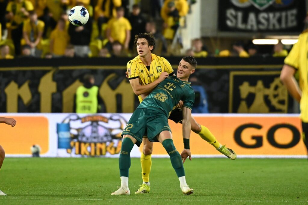 Piłkarze Pogoni Szczecin cieszą się z gola na stadionie GKS Katowice