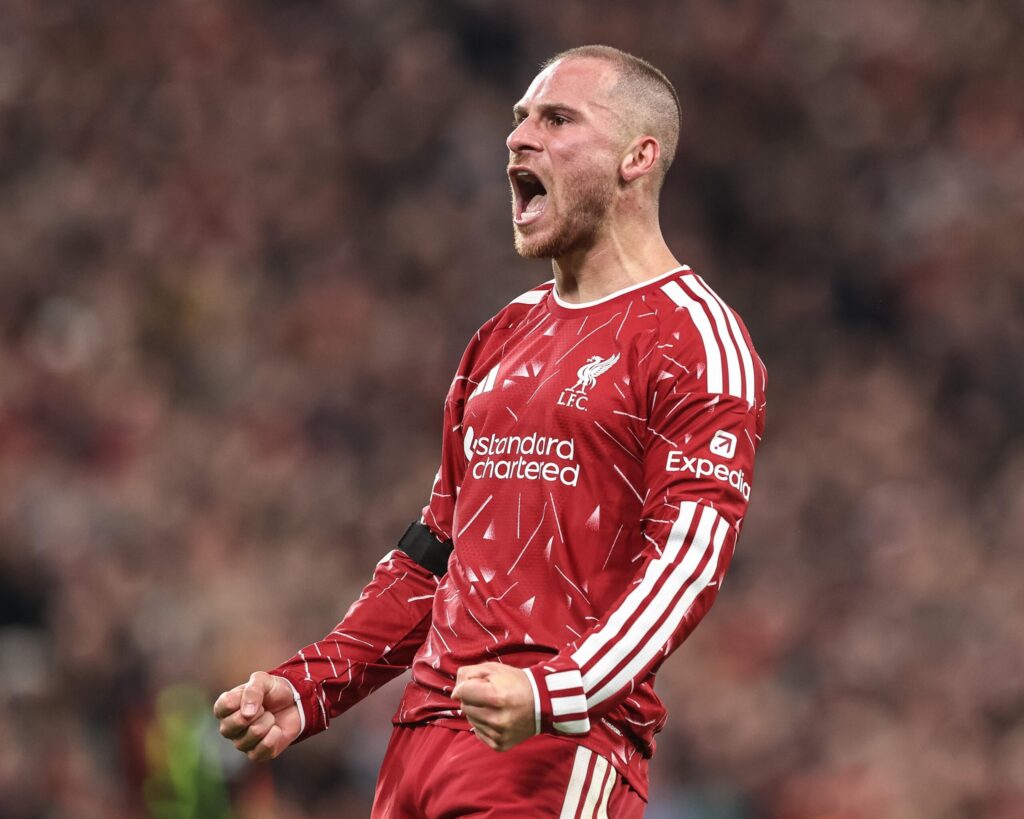 Piłkarze Liverpoolu świętują awans po rzutach karnych w meczu z Chelsea