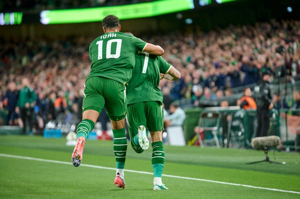 Troy Parrott podczas meczu Irlandia - Austria w Lidze Narodów UEFA