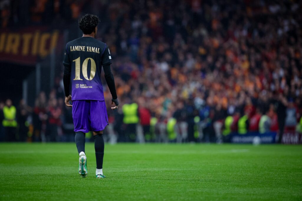 Piłkarze FC Barcelona świętują bramkę w meczu Ligi Mistrzów przeciwko Galatasaray